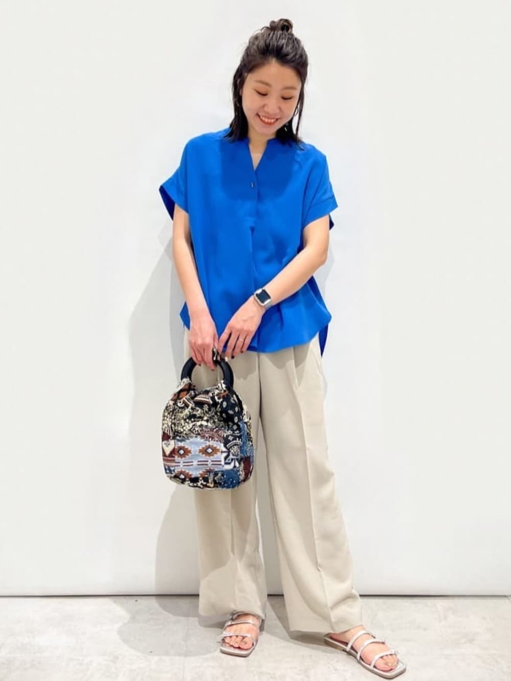 ブルー系のシャツ/ブラウス、シルバー系のサンダル、グレー系のその他パンツを着用したレディースの夏コーディネートの3枚目の写真