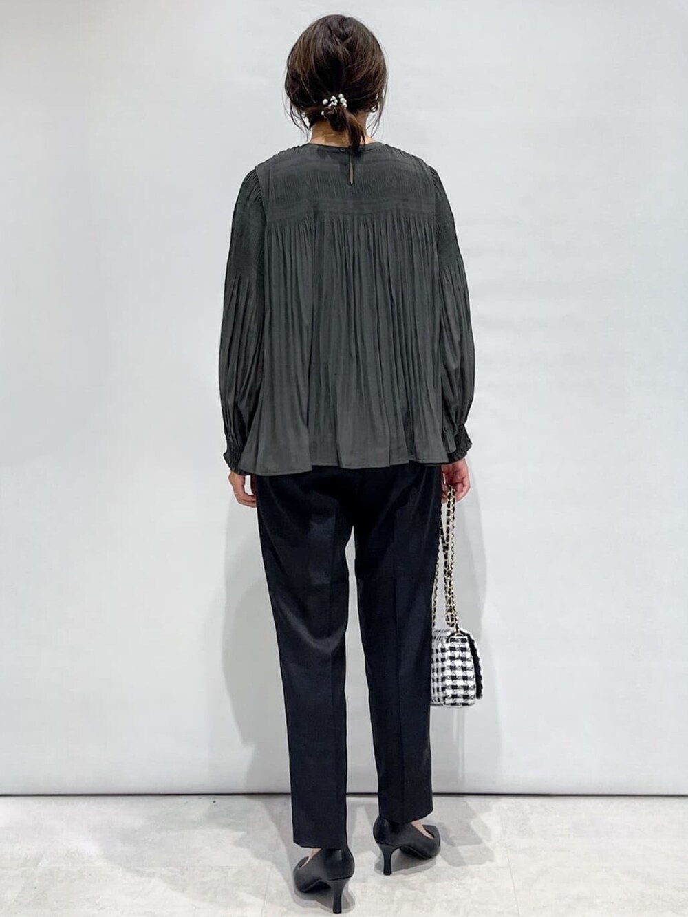 グレー系のシャツ/ブラウス、ブラック系のその他パンツ、ブラック系のショルダーバッグを着用したレディースの秋コーディネートの4枚目の写真
