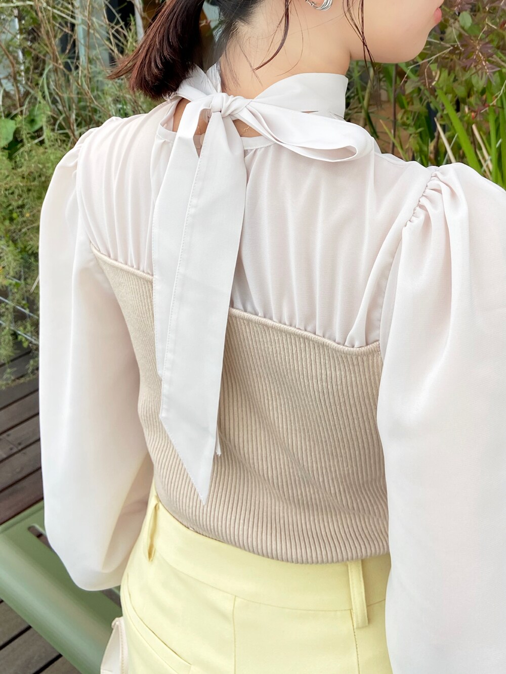 ホワイト系のサンダル、イエロー系のその他パンツ、ベージュ系のショルダーバッグを着用したレディースの春コーディネートの3枚目の写真