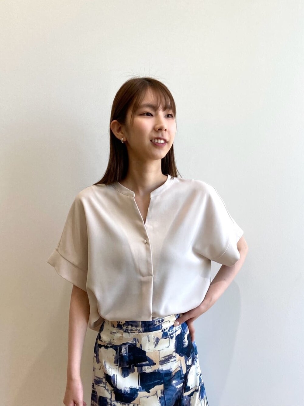 ベージュ系のシャツ/ブラウス、ブルー系のスカート、ブラック系のサンダルを着用したレディースの夏コーディネートの6枚目の写真