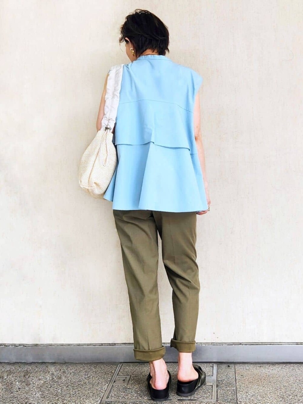 ブラック系のタンクトップ、ブルー系のシャツ/ブラウス、ベージュ系のショルダーバッグを着用したレディースの夏コーディネートの3枚目の写真