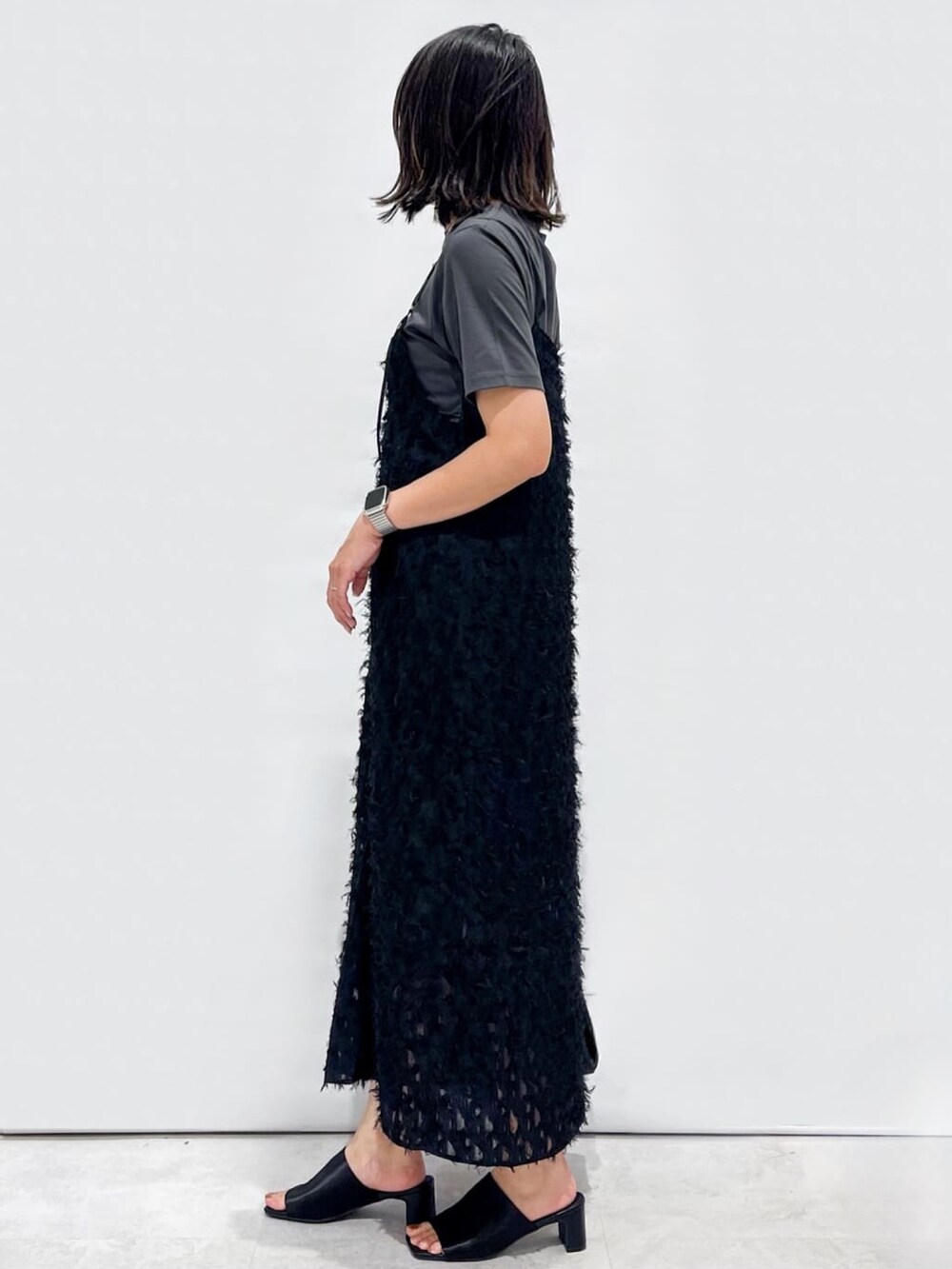 ブラック系のサンダル、ブラック系のショルダーバッグ、ブラック系のワンピースを着用したレディースの夏コーディネートの3枚目の写真