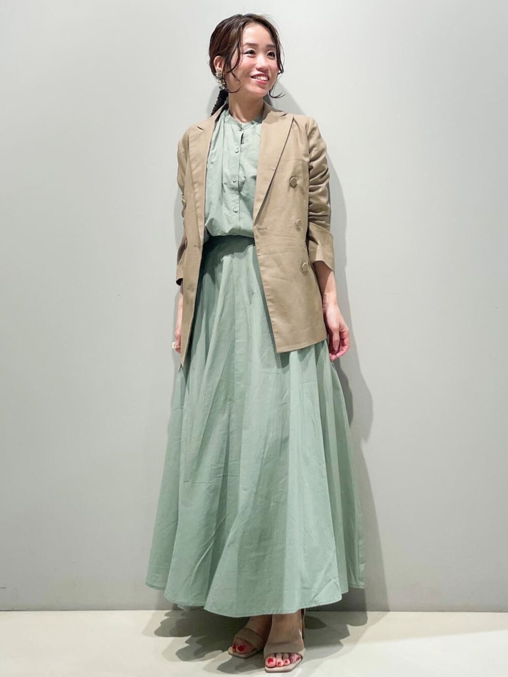 グリーン系のスカート、グリーン系のシャツ/ブラウス、ブラウン系のテーラードジャケットを着用したレディースの春コーディネートの4枚目の写真