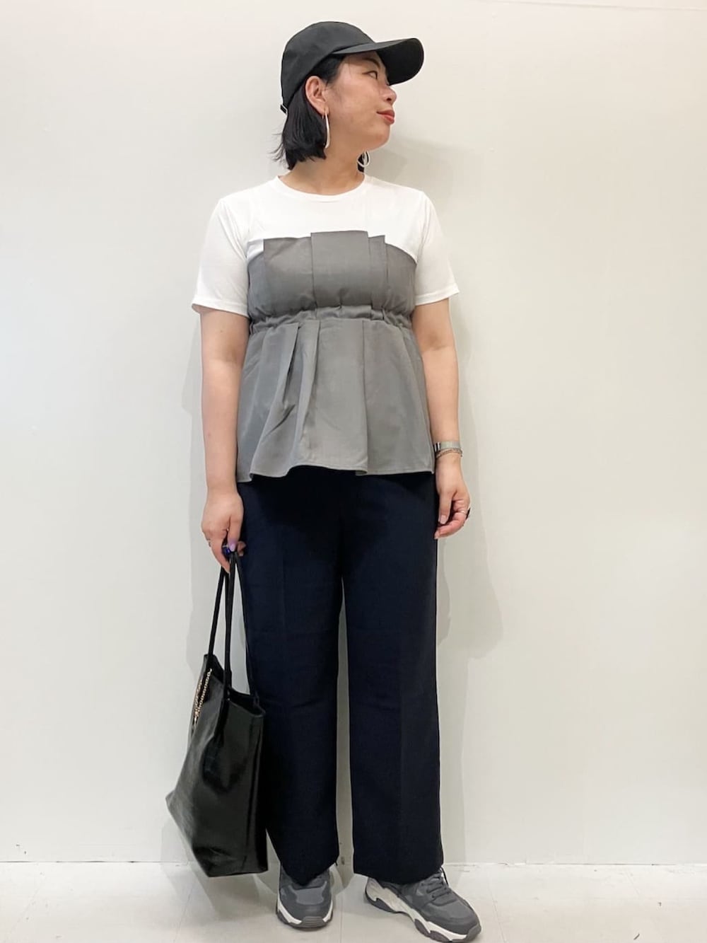 グレー系のTシャツ/カットソー、ブルー系のその他パンツ、ブラック系のトートバッグを着用したレディースの夏コーディネートの4枚目の写真