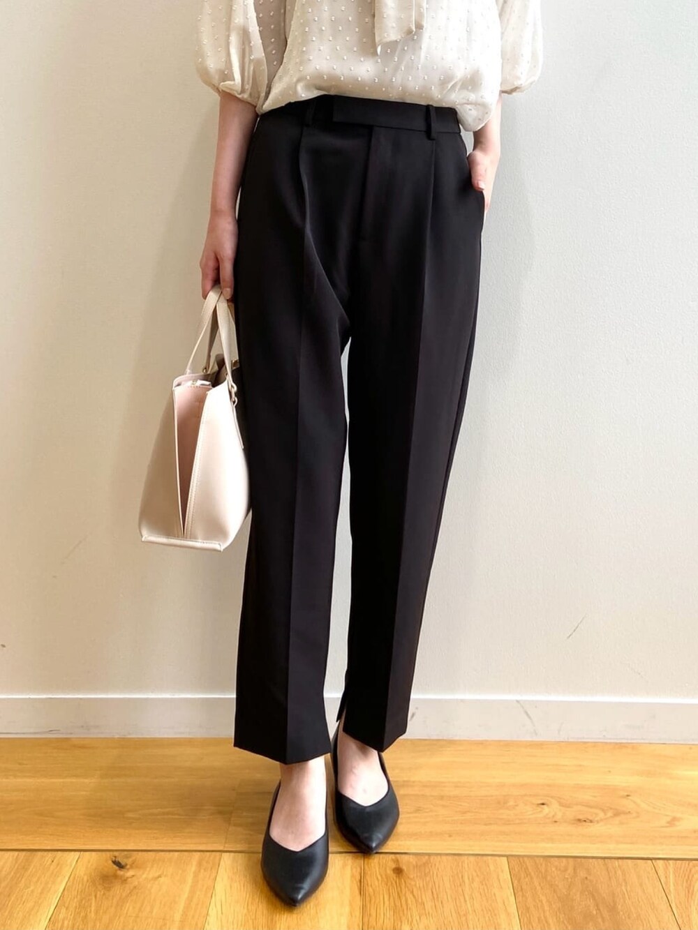 ホワイト系のシャツ/ブラウス、ブラック系のその他パンツ、ホワイト系のトートバッグを着用したレディースの夏コーディネートの8枚目の写真