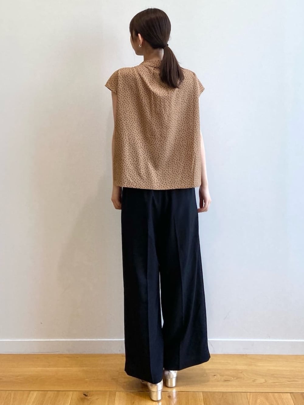 イエロー系のシャツ/ブラウス、ブラック系のその他パンツ、シルバー系のサンダルを着用したレディースの夏コーディネートの5枚目の写真