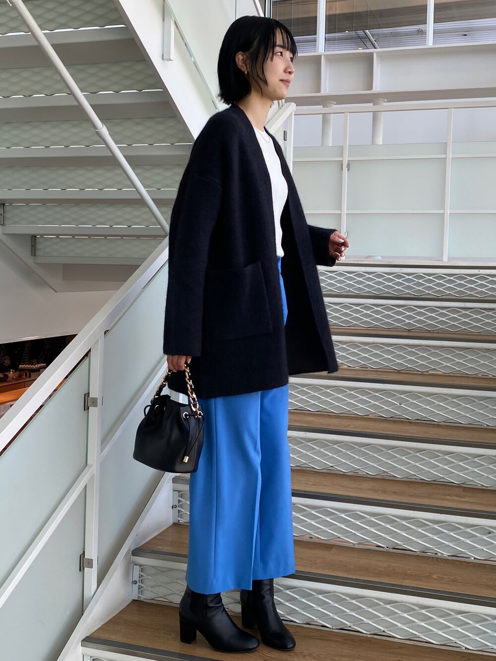 ホワイト系のニット/セーター、グレー系のカーディガン/ボレロ、ブルー系のその他パンツを着用したレディースの秋コーディネートの2枚目の写真