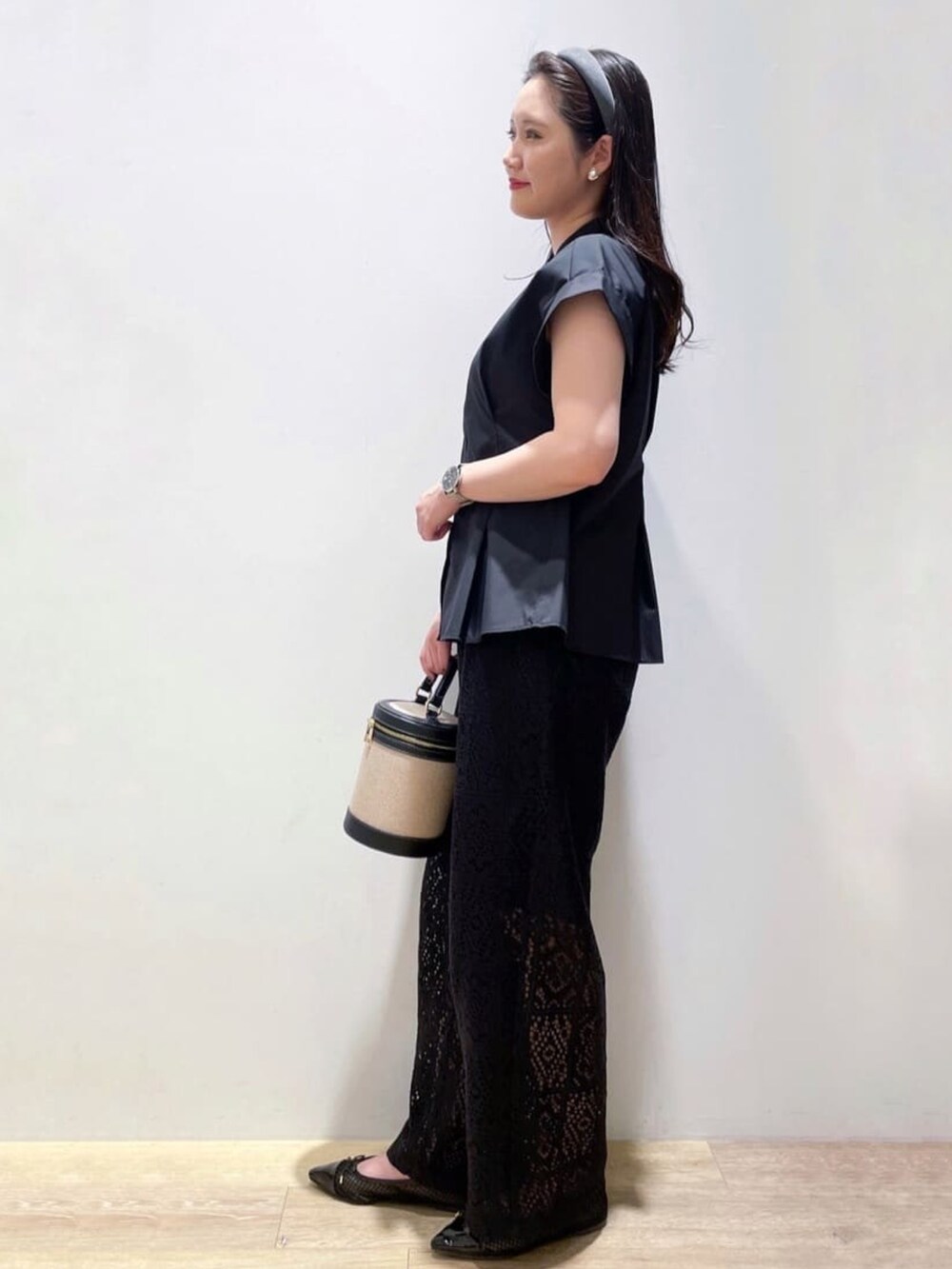 ブラック系のその他シューズ、ブラック系のその他パンツ、ブラック系のシャツ/ブラウスを着用したレディースの夏コーディネートの2枚目の写真