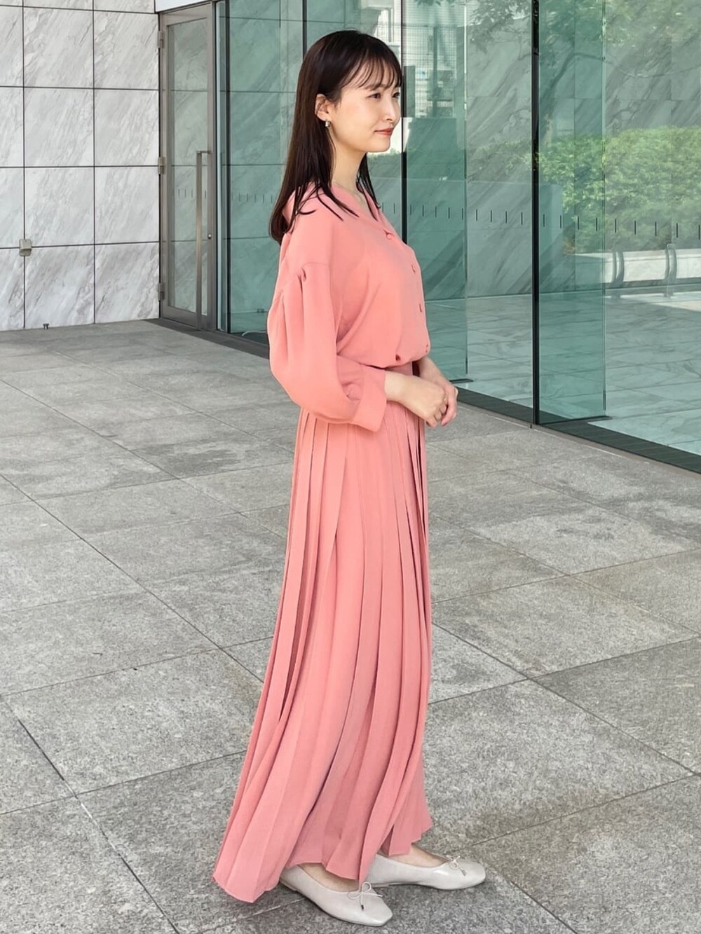 オレンジ系のシャツ/ブラウス、ベージュ系のその他シューズ、オレンジ系のスカートを着用したレディースの春コーディネートの5枚目の写真