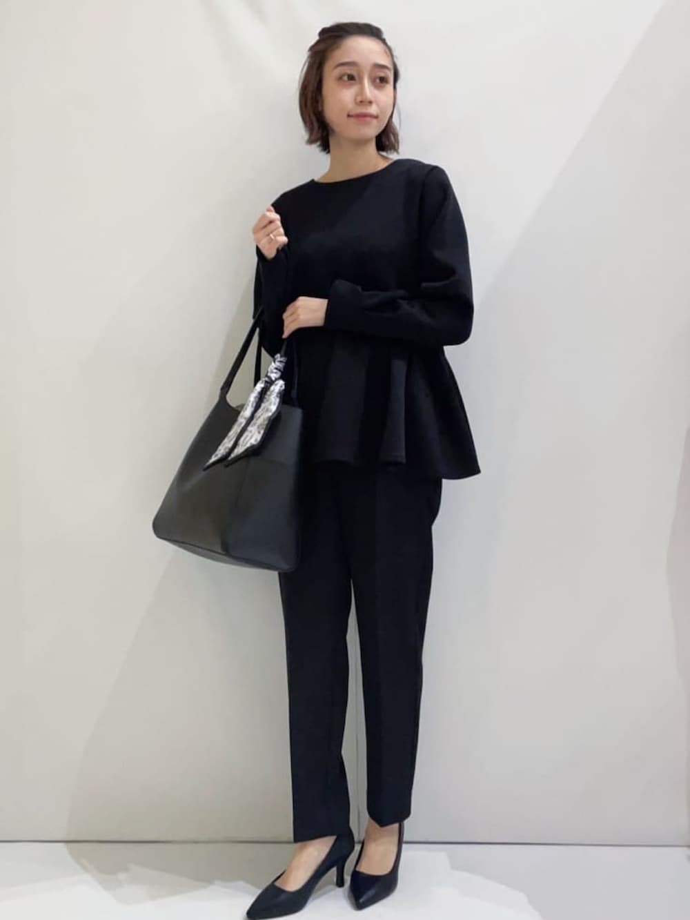 ブラック系のノーカラージャケット、ブラック系のその他パンツ、ブラック系のTシャツ/カットソーを着用したレディースの冬コーディネートの4枚目の写真