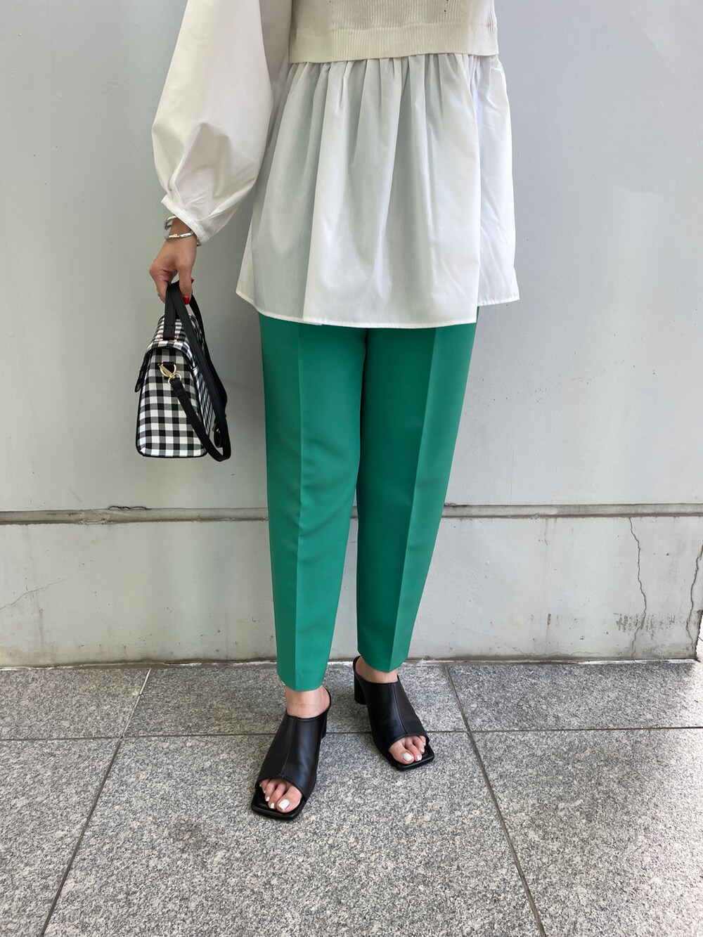 ブラック系のニット/セーター、グリーン系のその他パンツ、ブラック系のサンダルを着用したレディースの春コーディネートの3枚目の写真