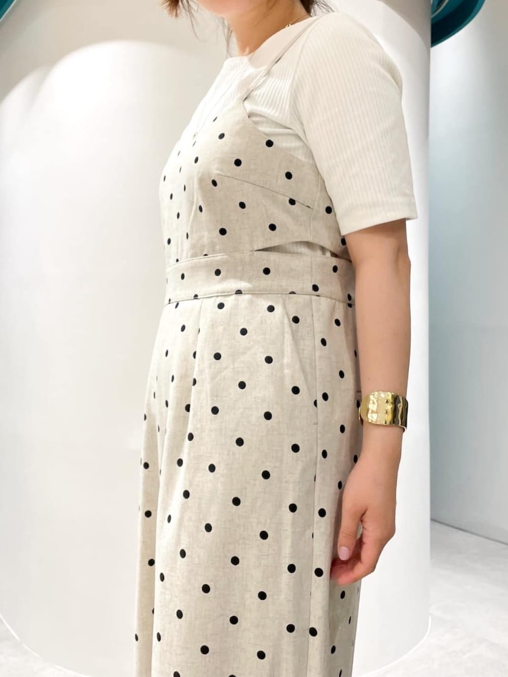 ベージュ系のサロペット/オーバーオール、ホワイト系のTシャツ/カットソー、ベージュ系のサンダルを着用したレディースの夏コーディネートの6枚目の写真