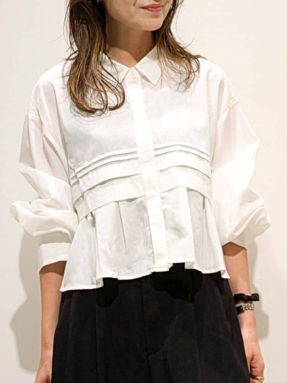 ホワイト系のシャツ/ブラウス、ブラック系のその他パンツ、グレー系のショルダーバッグを着用したレディースの秋コーディネートの3枚目の写真