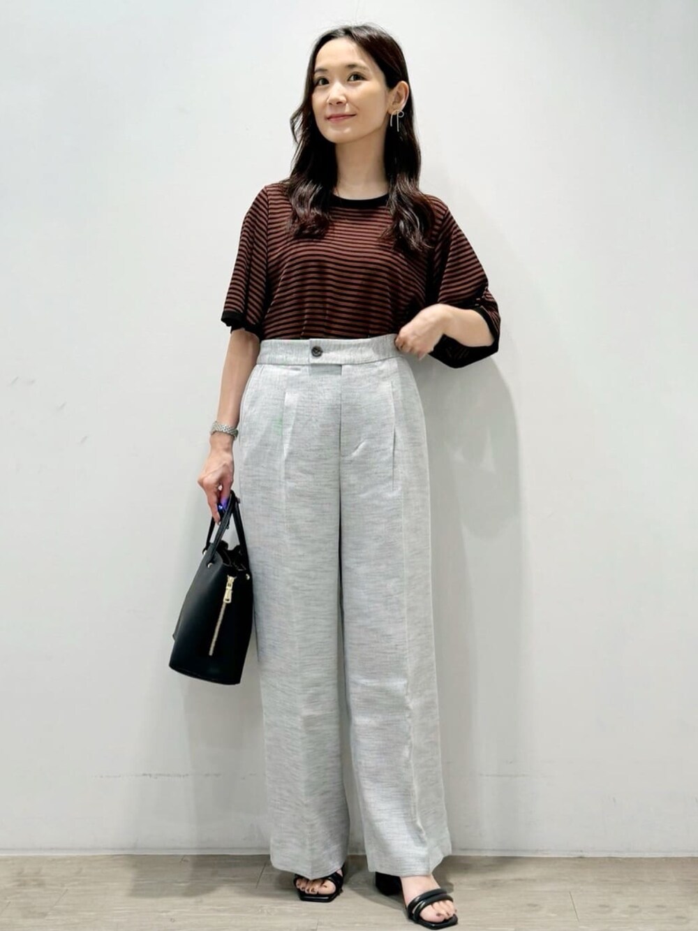 ブラウン系のニット/セーター、ブラック系のその他パンツ、ブラック系のサンダルを着用したレディースの夏コーディネートの3枚目の写真