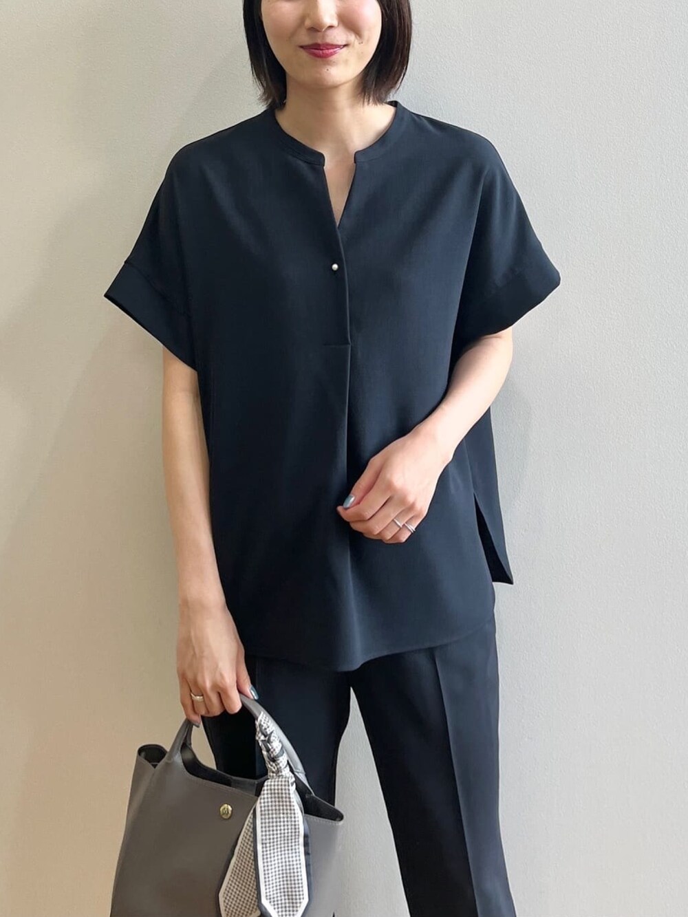 ブルー系のシャツ/ブラウス、ブルー系のその他パンツ、グレー系のトートバッグを着用したレディースの夏コーディネートの6枚目の写真