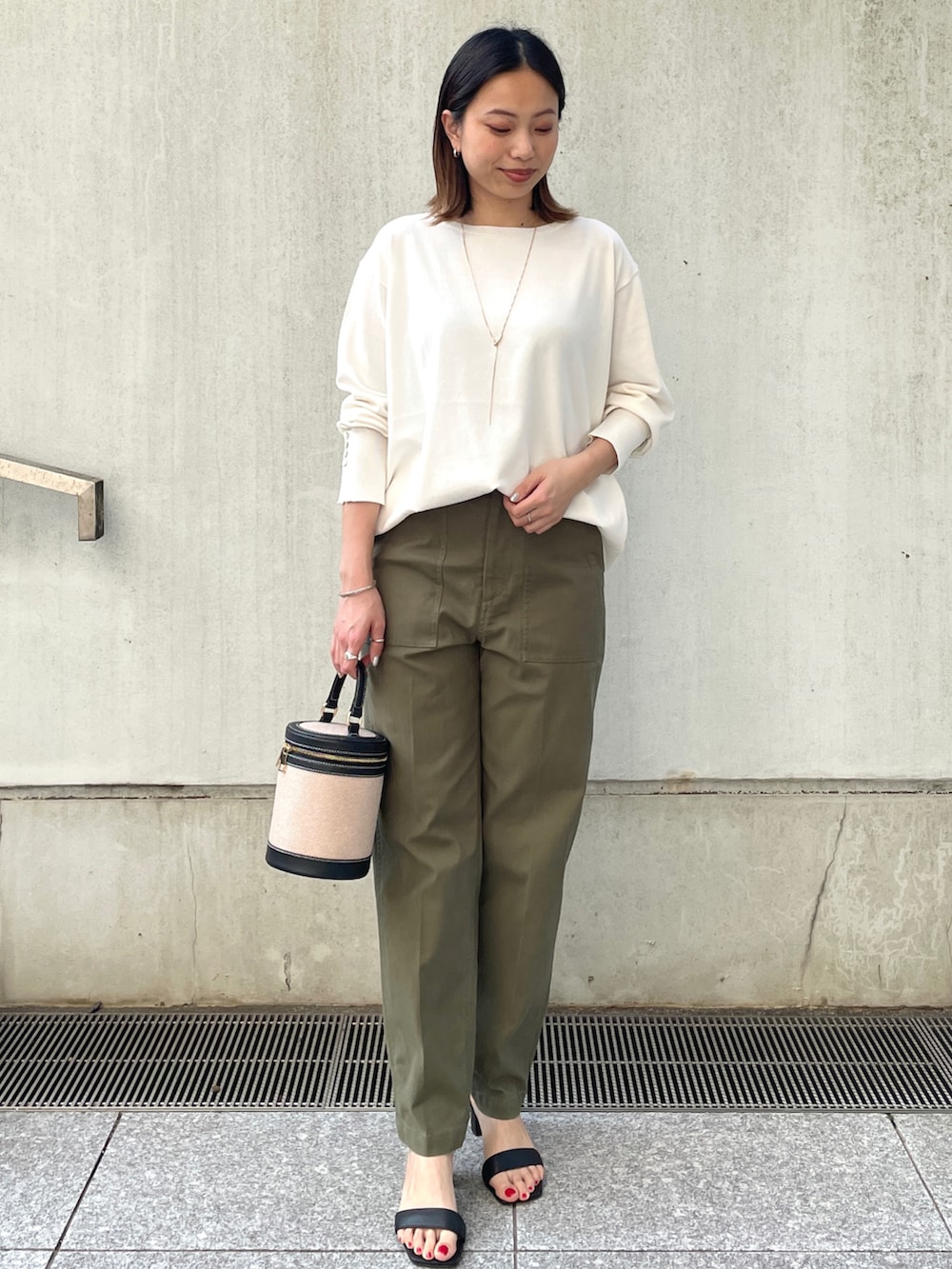 ホワイト系のその他アウター、ホワイト系のニット/セーター、グリーン系のその他パンツを着用したレディースの春コーディネートの4枚目の写真