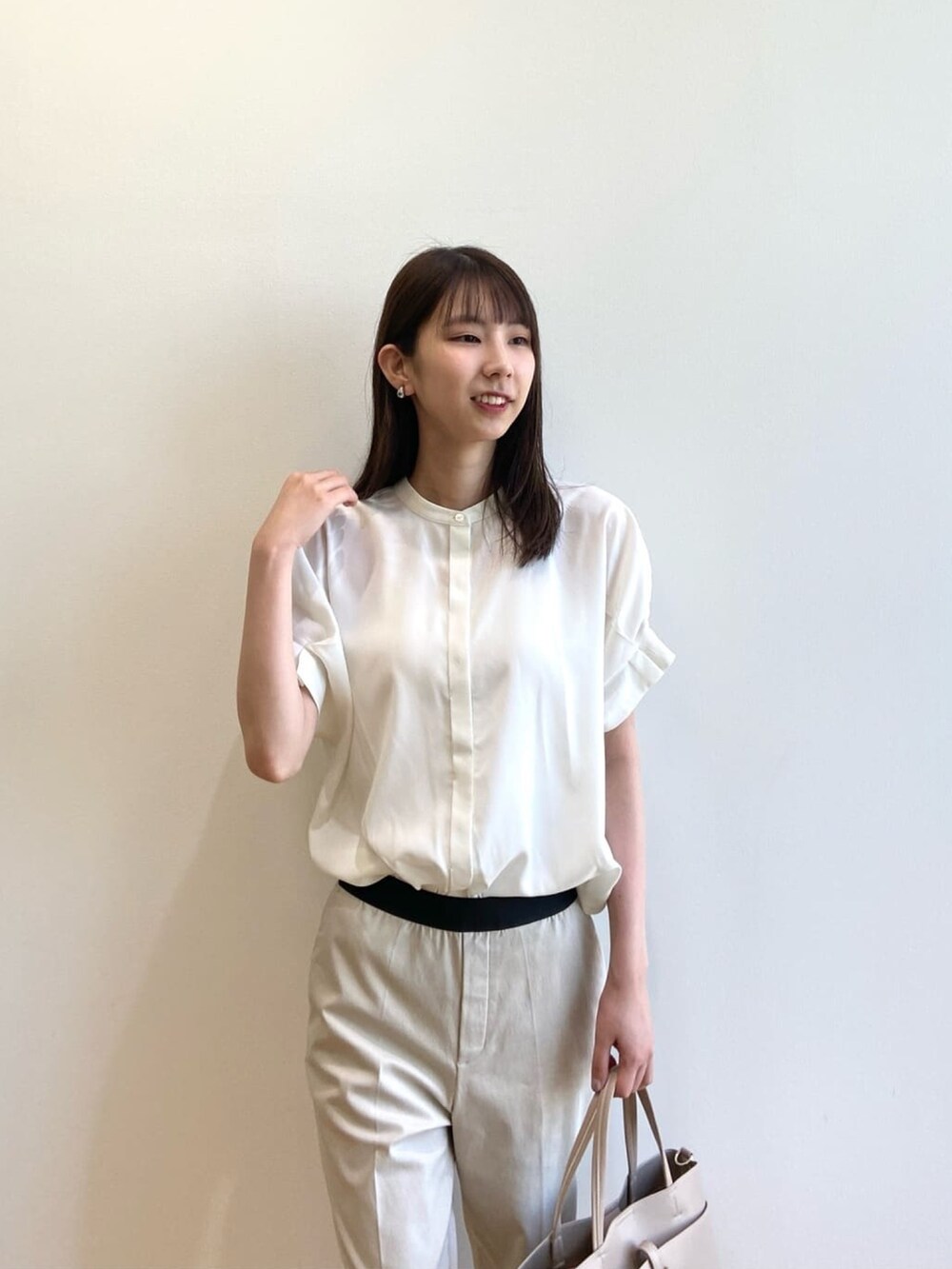 ホワイト系のシャツ/ブラウス、ベージュ系のその他パンツ、ベージュ系のトートバッグを着用したレディースの夏コーディネートの7枚目の写真