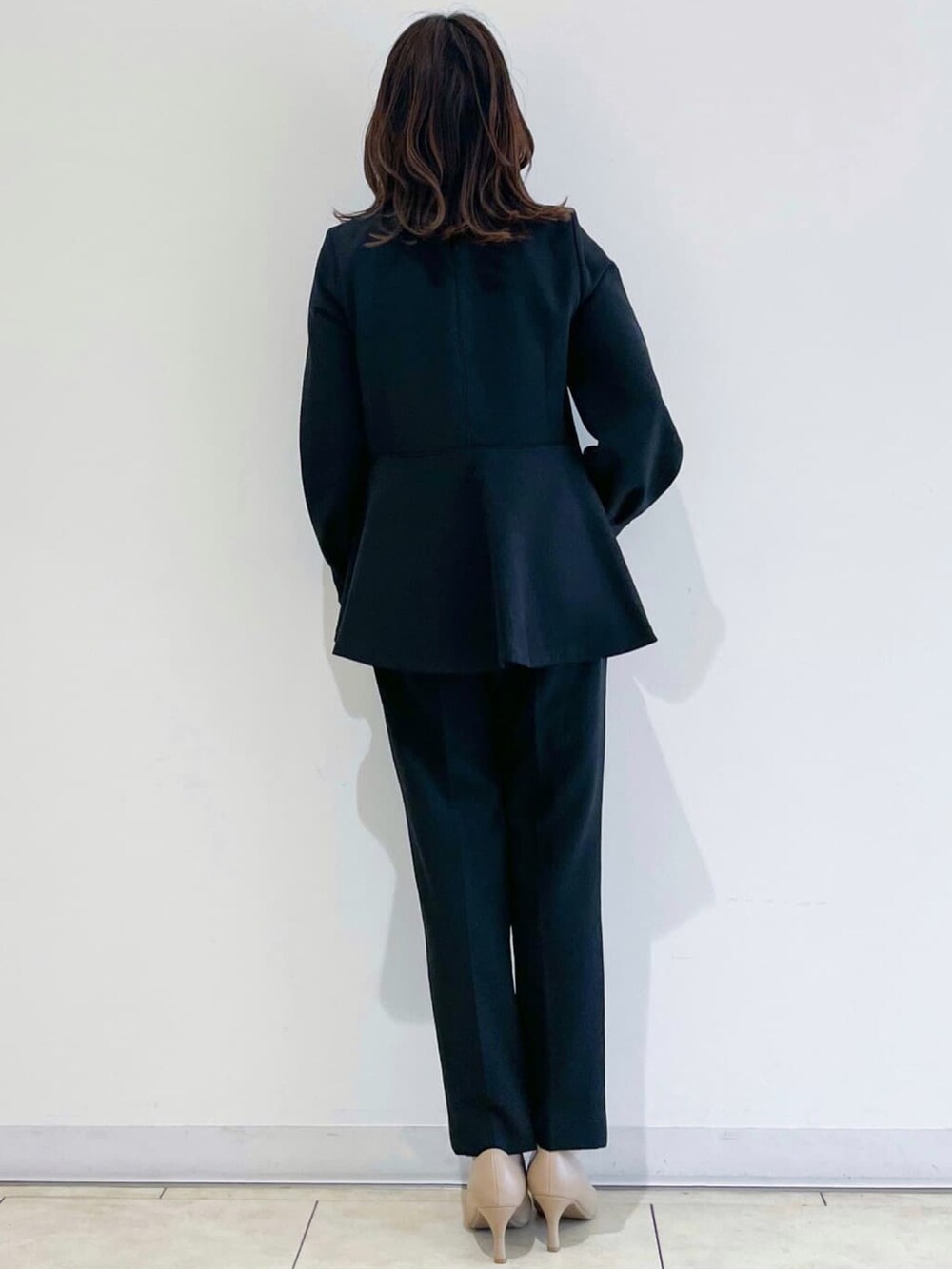 ブラック系のシャツ/ブラウス、ブラック系のその他パンツ、ベージュ系のトートバッグを着用したレディースの冬コーディネートの3枚目の写真
