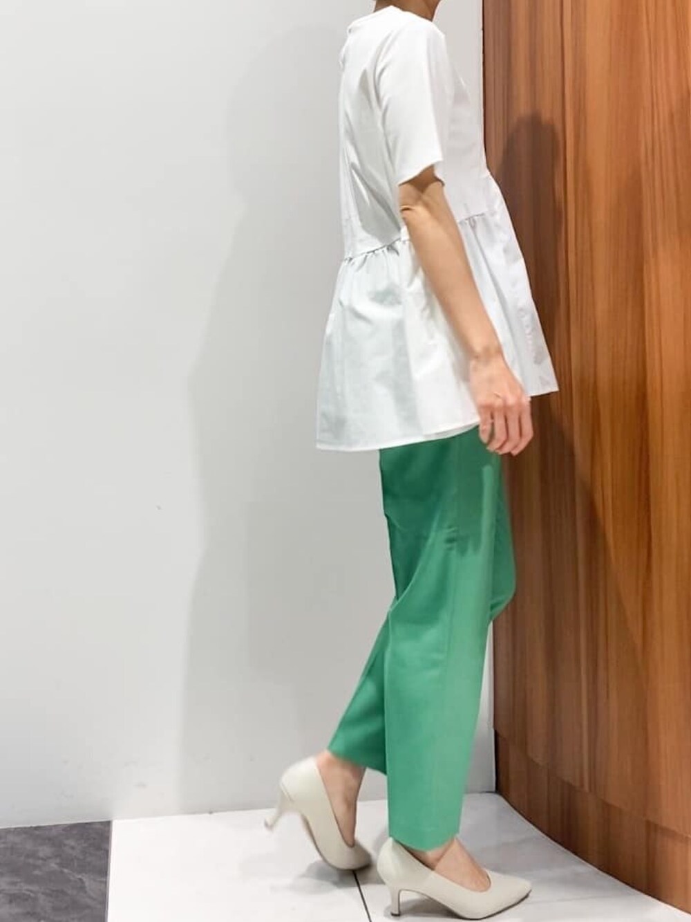 ホワイト系のTシャツ/カットソー、ホワイト系のカーディガン/ボレロ、グリーン系のその他パンツを着用したレディースの春コーディネートの5枚目の写真
