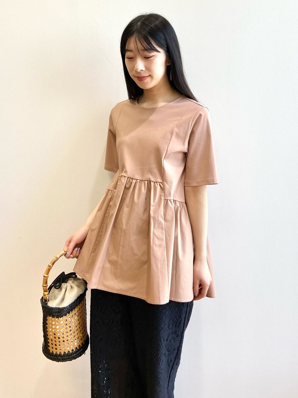 ブラウン系のTシャツ/カットソー、ブラック系のその他パンツ、ブラック系のトートバッグを着用したレディースの春コーディネートの4枚目の写真