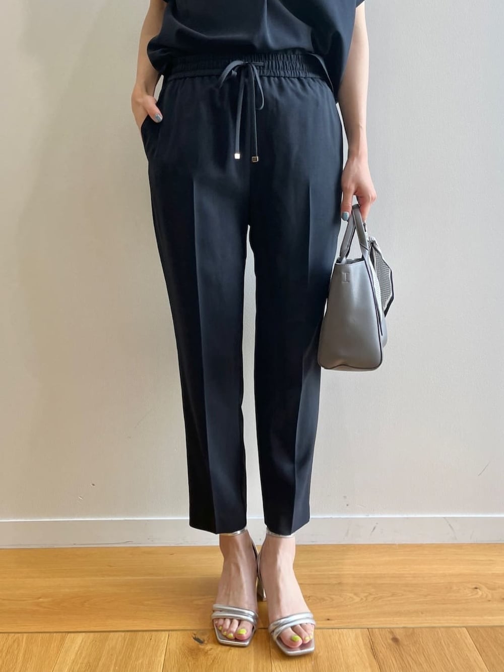 ブルー系のシャツ/ブラウス、ブルー系のその他パンツ、グレー系のトートバッグを着用したレディースの夏コーディネートの8枚目の写真