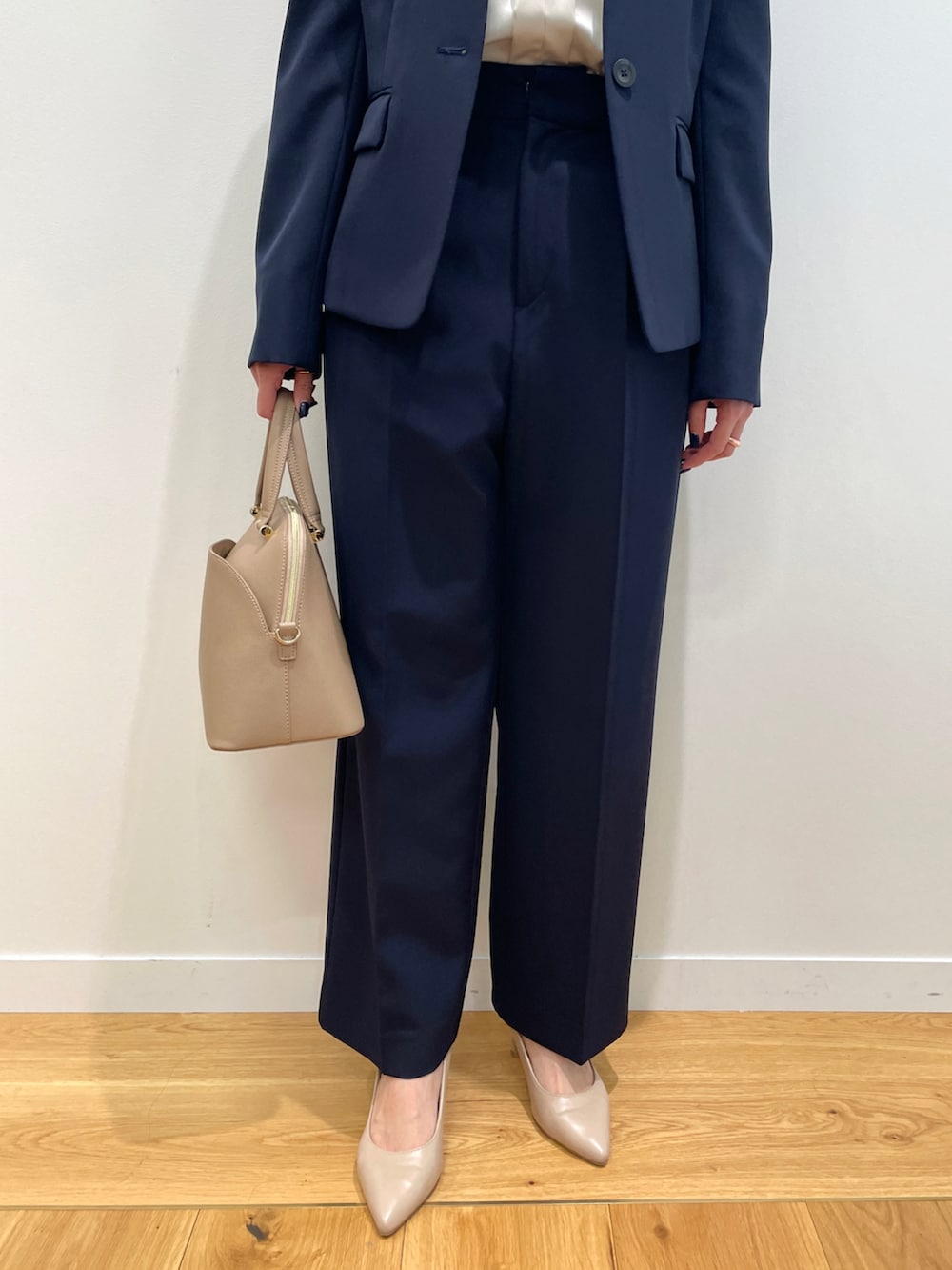 ブルー系のノーカラージャケット、ホワイト系のシャツ/ブラウス、ブルー系のその他パンツを着用したレディースの春コーディネートの4枚目の写真