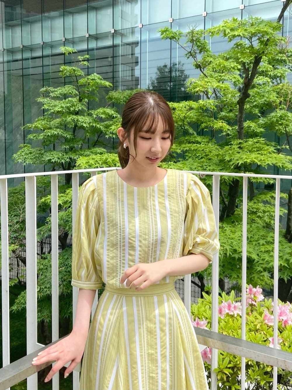 イエロー系のシャツ/ブラウス、イエロー系のスカート、シルバー系のサンダルを着用したレディースの春コーディネートの8枚目の写真