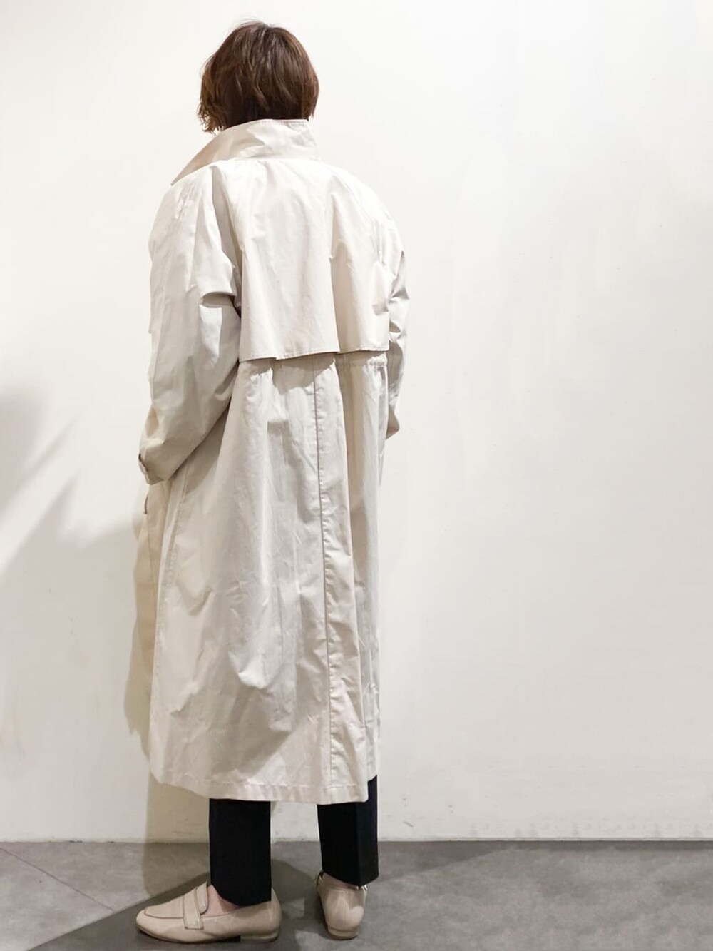 ホワイト系のその他アウター、ブラック系のシャツ/ブラウス、ブラック系のその他パンツを着用したレディースの春コーディネートの2枚目の写真