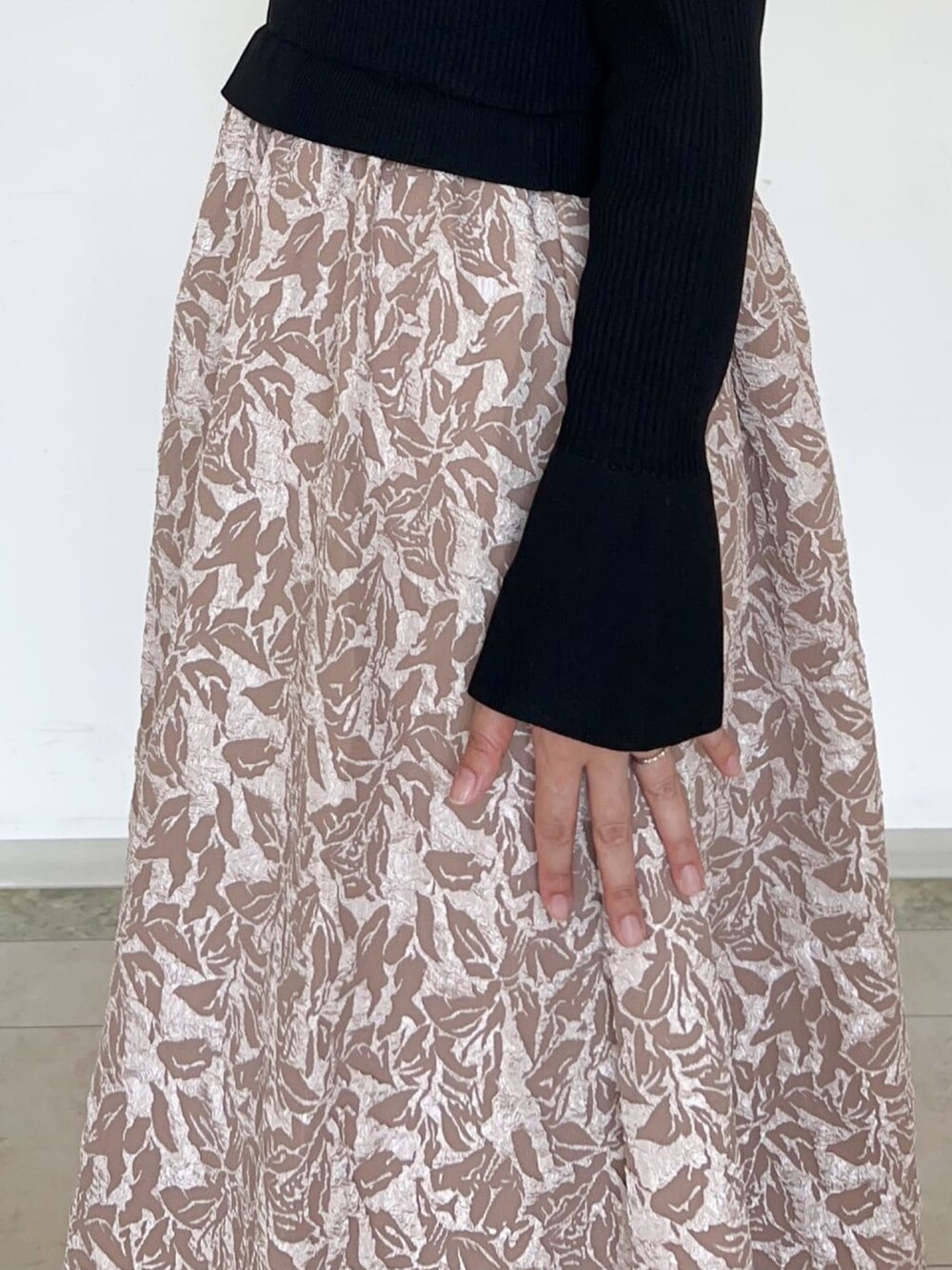 ベージュ系のワンピース、ブラウン系のショルダーバッグ、ブラック系のパンプスを着用したレディースの秋コーディネートの5枚目の写真