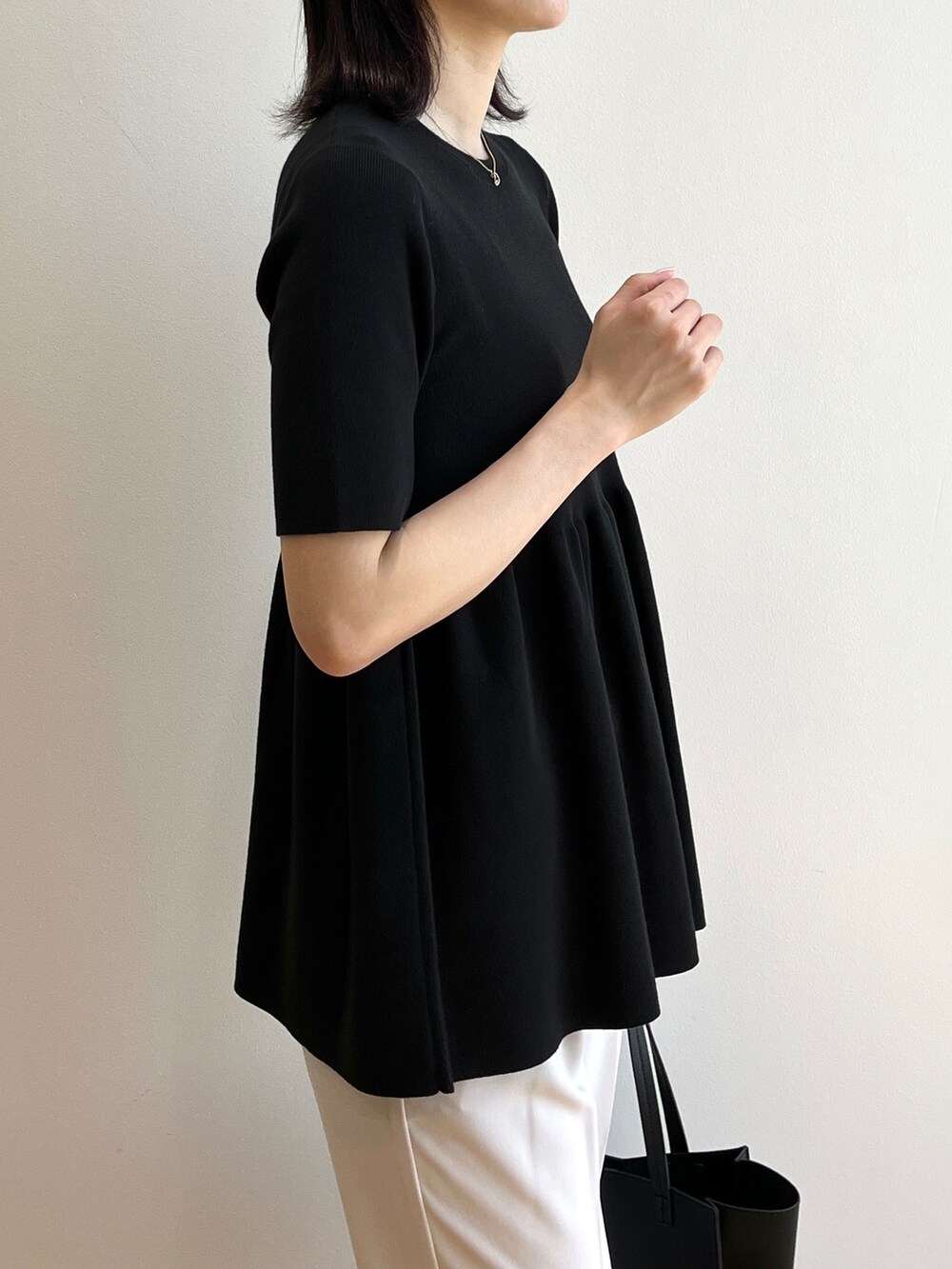ブラック系のサンダル、グレー系のその他パンツ、ブラック系のトートバッグを着用したレディースの夏コーディネートの5枚目の写真