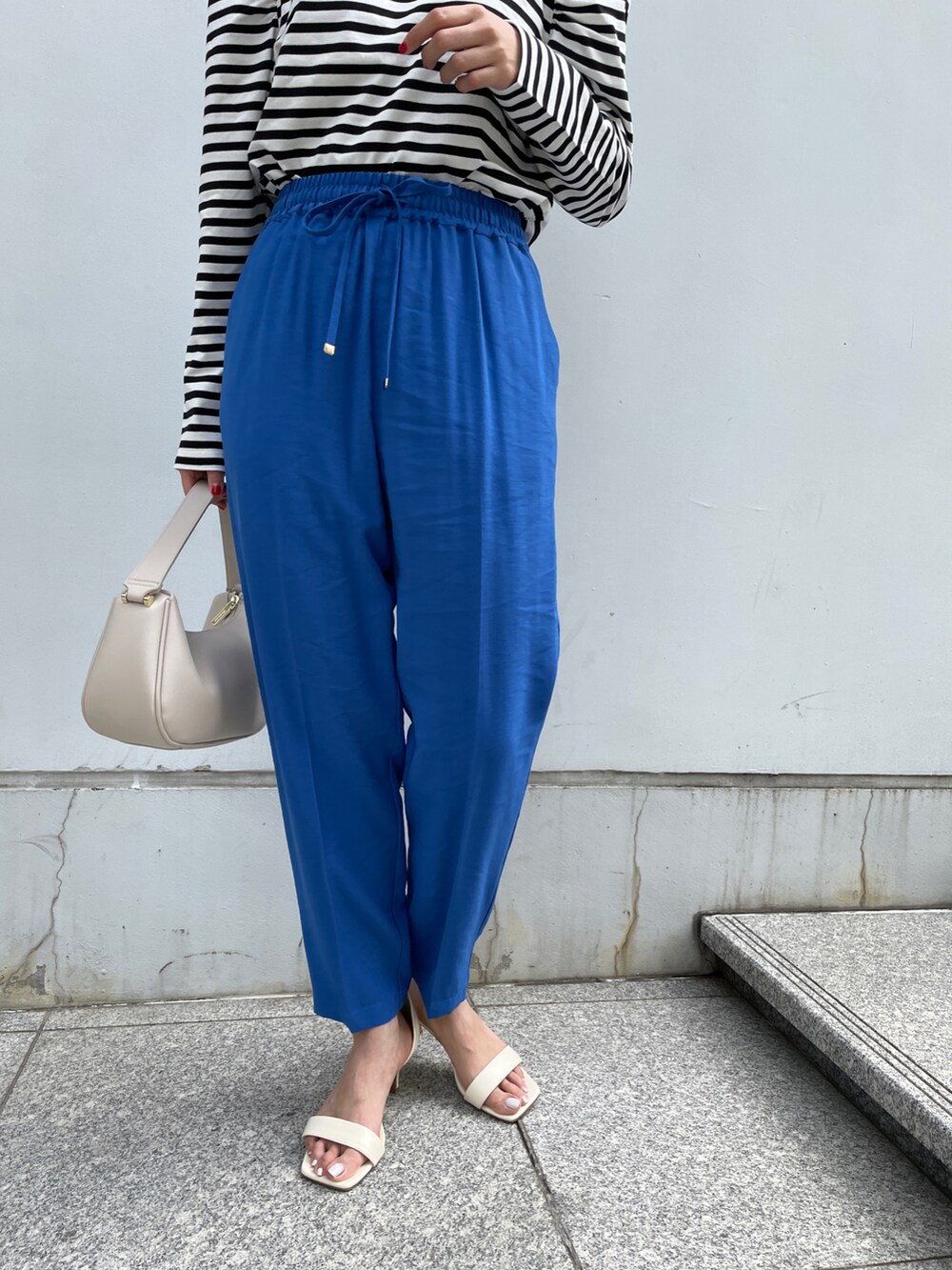 ブルー系のテーラードジャケット、ホワイト系のTシャツ/カットソー、ブルー系のその他パンツを着用したレディースの春コーディネートの4枚目の写真