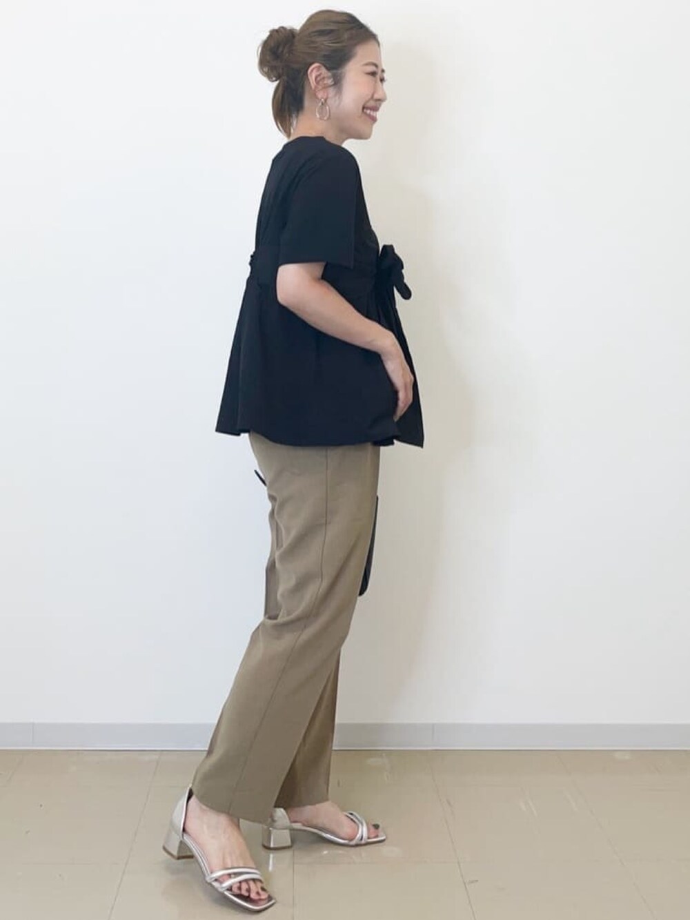 ブラック系のTシャツ/カットソー、イエロー系のその他パンツ、ブラック系のショルダーバッグを着用したレディースの夏コーディネートの3枚目の写真