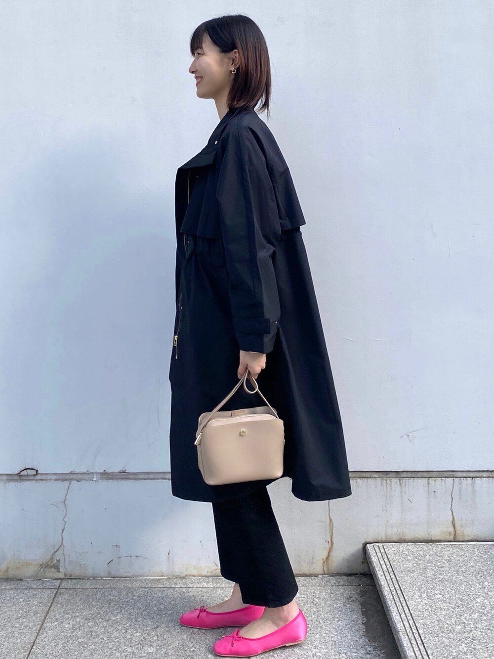 ピンク系のその他シューズ、ブラック系のその他アウター、グレー系のデニムパンツを着用したレディースの春コーディネートの2枚目の写真