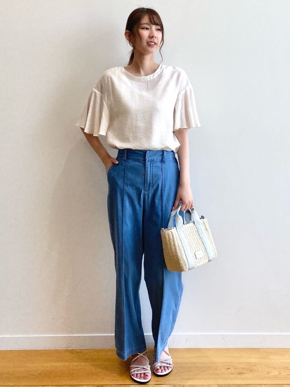 ホワイト系のシャツ/ブラウス、ブルー系のデニムパンツ、シルバー系のショルダーバッグを着用したレディースの夏コーディネートの2枚目の写真