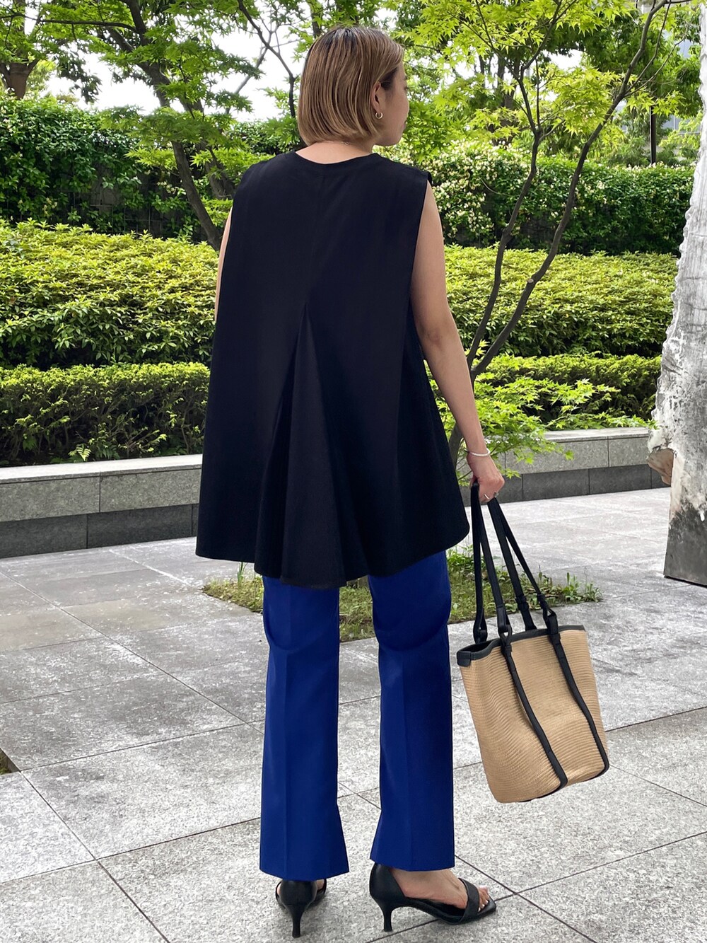 ブラック系のTシャツ/カットソー、ブルー系のその他パンツ、ブラック系のトートバッグを着用したレディースの夏コーディネートの2枚目の写真