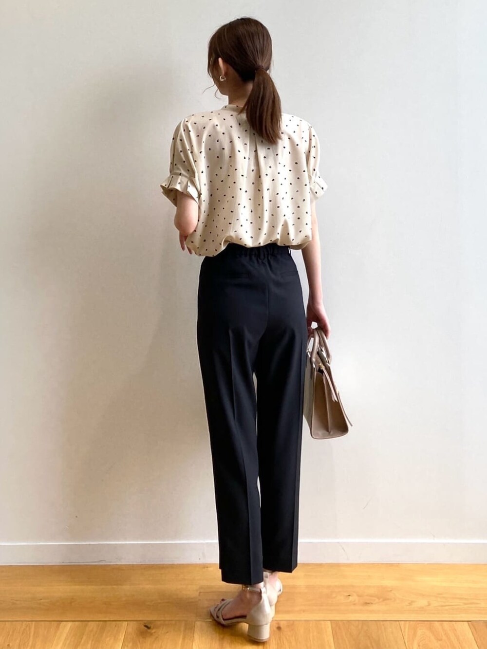 ベージュ系のシャツ/ブラウス、ブラック系のその他パンツ、ベージュ系のハンドバッグを着用したレディースの夏コーディネートの5枚目の写真