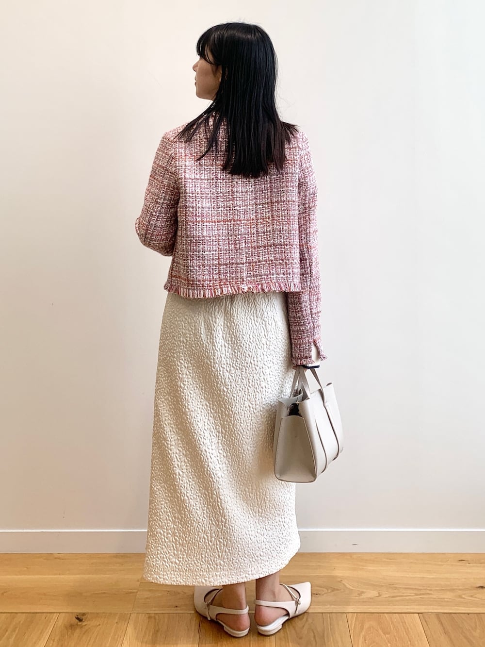 ホワイト系のワンピース、ホワイト系のニット/セーター、ベージュ系のサンダルを着用したレディースの春コーディネートの3枚目の写真