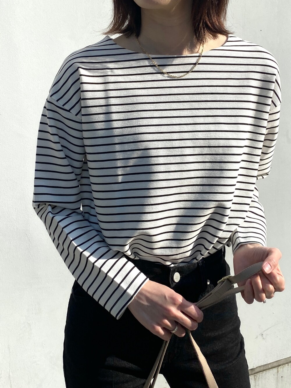 ピンク系のその他シューズ、ブラック系のその他アウター、グレー系のデニムパンツを着用したレディースの春コーディネートの6枚目の写真