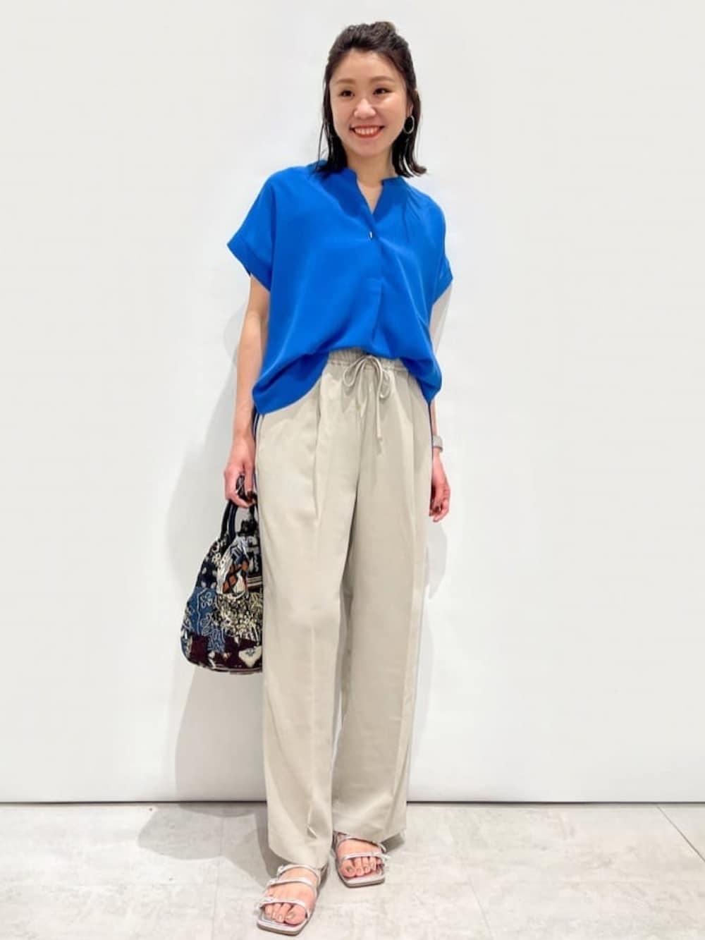 ブルー系のシャツ/ブラウス、シルバー系のサンダル、グレー系のその他パンツを着用したレディースの夏コーディネートの6枚目の写真