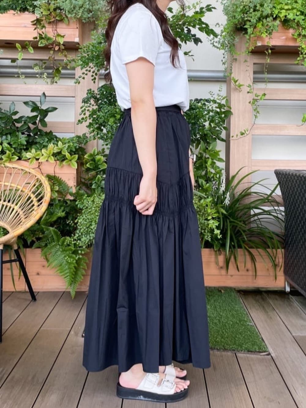 ホワイト系のTシャツ/カットソー、ブラック系のスカート、ブルー系のハンドバッグを着用したレディースの夏コーディネートの2枚目の写真