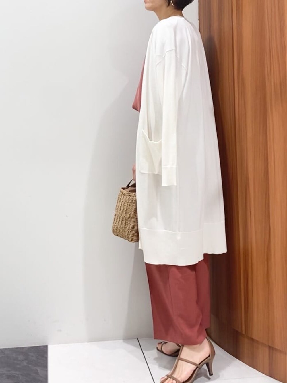 ホワイト系のカーディガン/ボレロ、レッド系のシャツ/ブラウス、レッド系のその他パンツを着用したレディースの春コーディネートの2枚目の写真