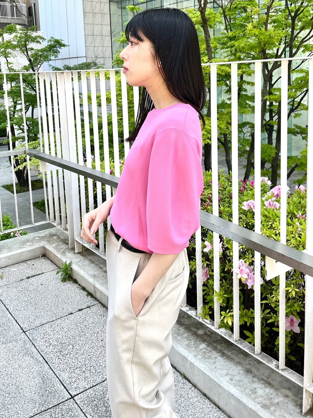 ピンク系のニット/セーター、ベージュ系のその他パンツ、ブラック系のトートバッグを着用したレディースの春コーディネートの4枚目の写真