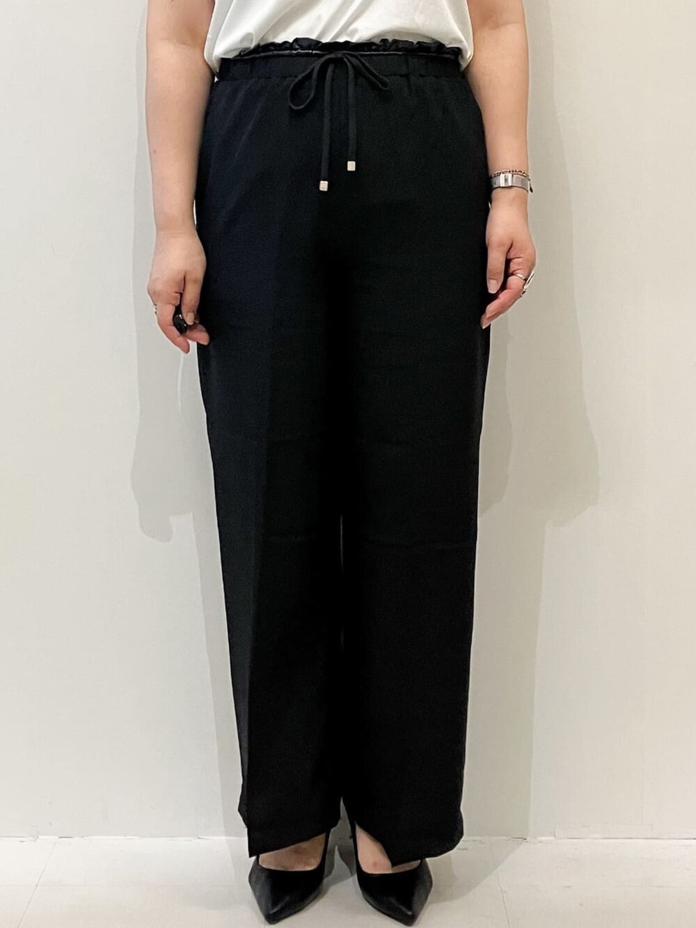 ホワイト系のTシャツ/カットソー、ブラック系のベスト、ブラック系のその他パンツを着用したレディースの夏コーディネートの10枚目の写真