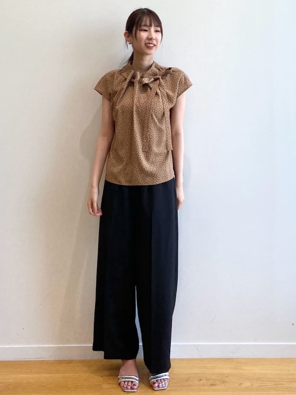 イエロー系のシャツ/ブラウス、ブラック系のその他パンツ、シルバー系のサンダルを着用したレディースの夏コーディネートの2枚目の写真