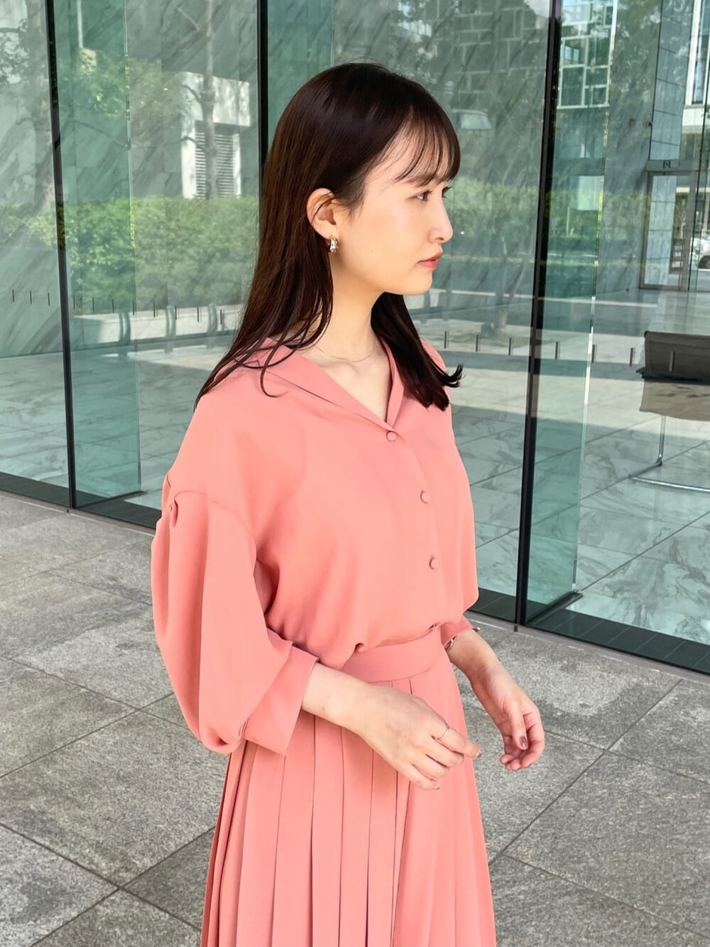 オレンジ系のシャツ/ブラウス、ベージュ系のその他シューズ、オレンジ系のスカートを着用したレディースの春コーディネートの9枚目の写真