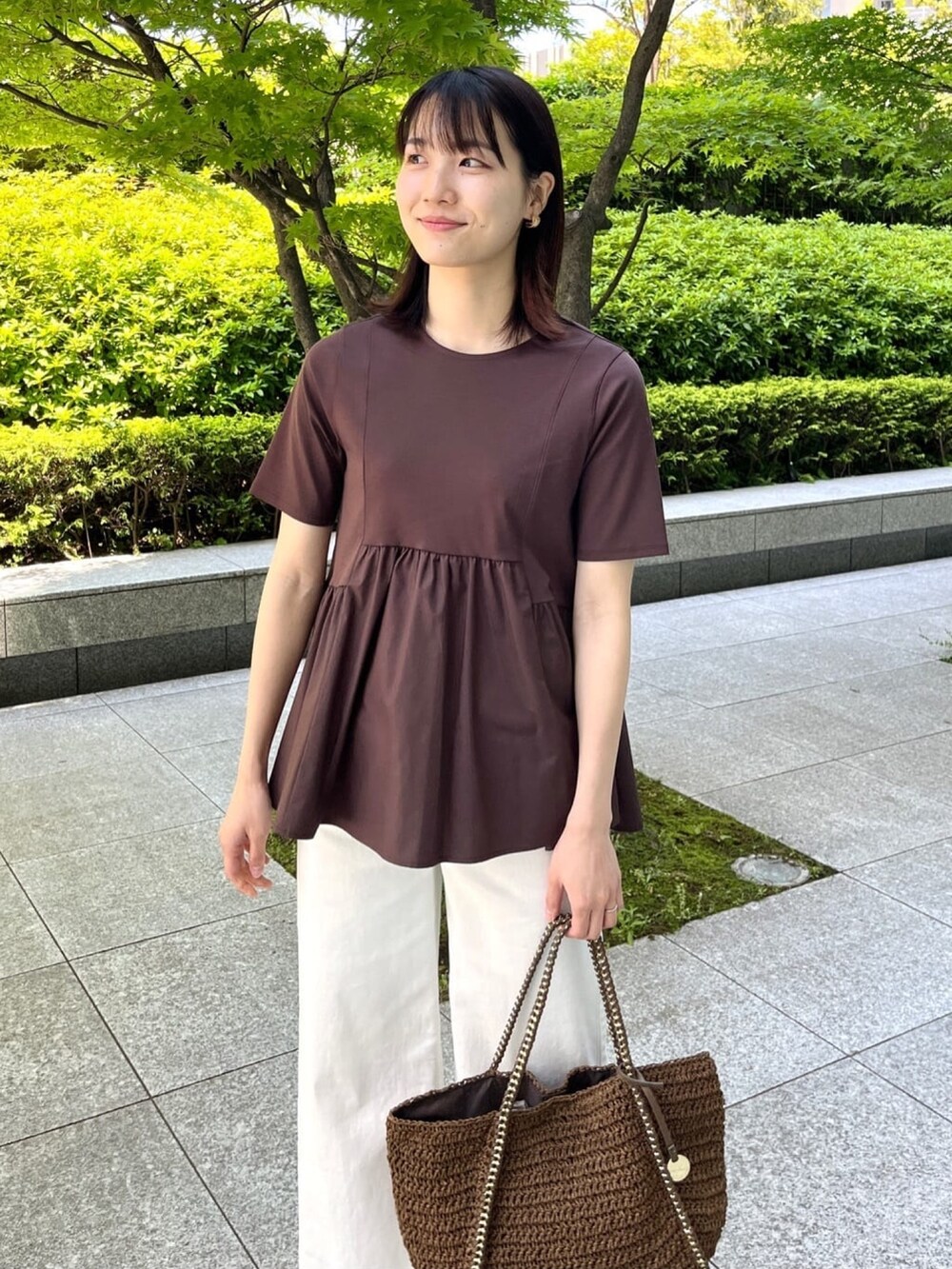 ブラウン系のTシャツ/カットソー、ホワイト系のデニムパンツ、ゴールド系のサンダルを着用したレディースの夏コーディネートの4枚目の写真