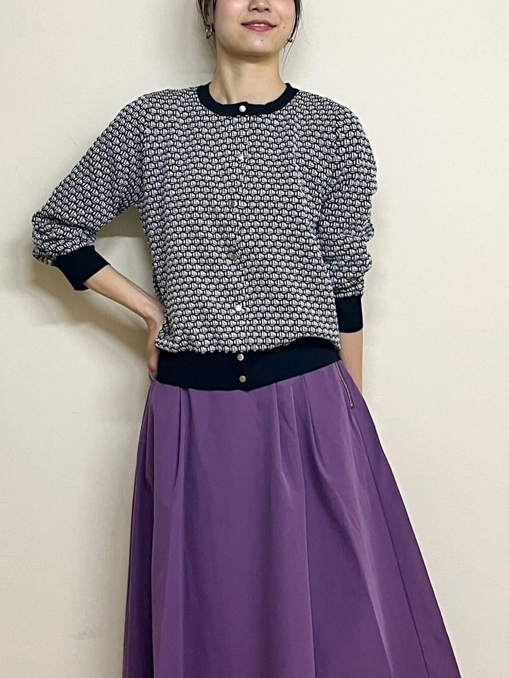 ホワイト系のカーディガン/ボレロ、パープル系のスカート、ブラック系のブーツを着用したレディースの夏コーディネートの6枚目の写真