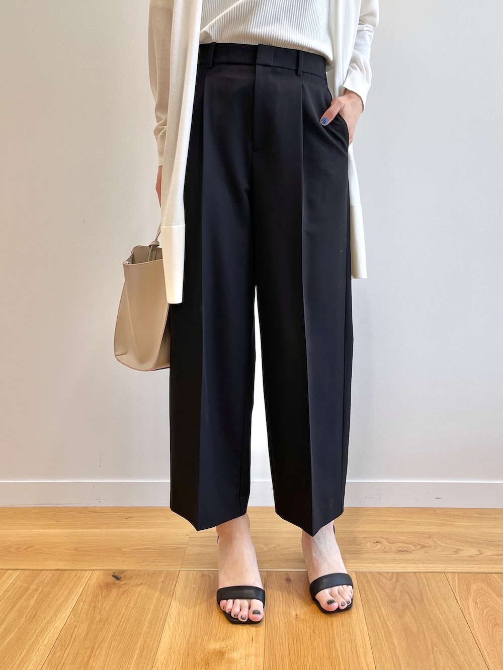 ブラック系のサンダル、ホワイト系のTシャツ/カットソー、ホワイト系のカーディガン/ボレロを着用したレディースの夏コーディネートの5枚目の写真