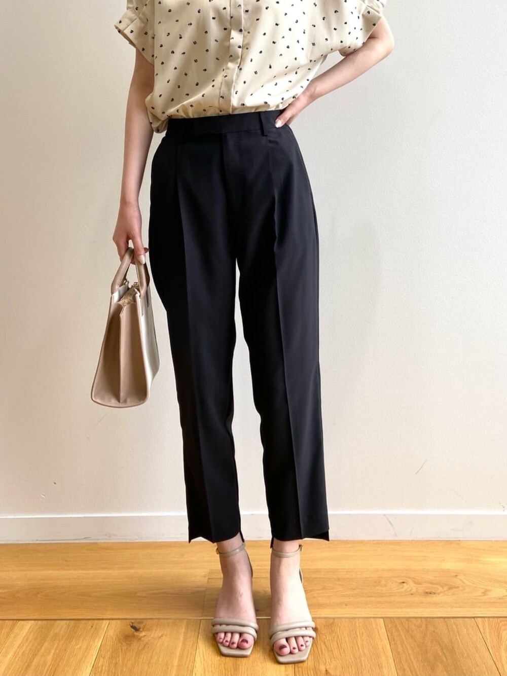 ベージュ系のシャツ/ブラウス、ブラック系のその他パンツ、ベージュ系のハンドバッグを着用したレディースの夏コーディネートの9枚目の写真