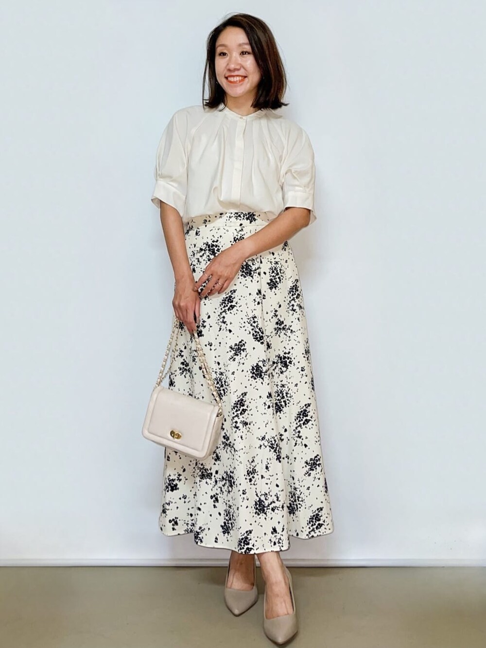 ホワイト系のシャツ/ブラウス、ホワイト系のスカート、ホワイト系のショルダーバッグを着用したレディースの夏コーディネートの4枚目の写真